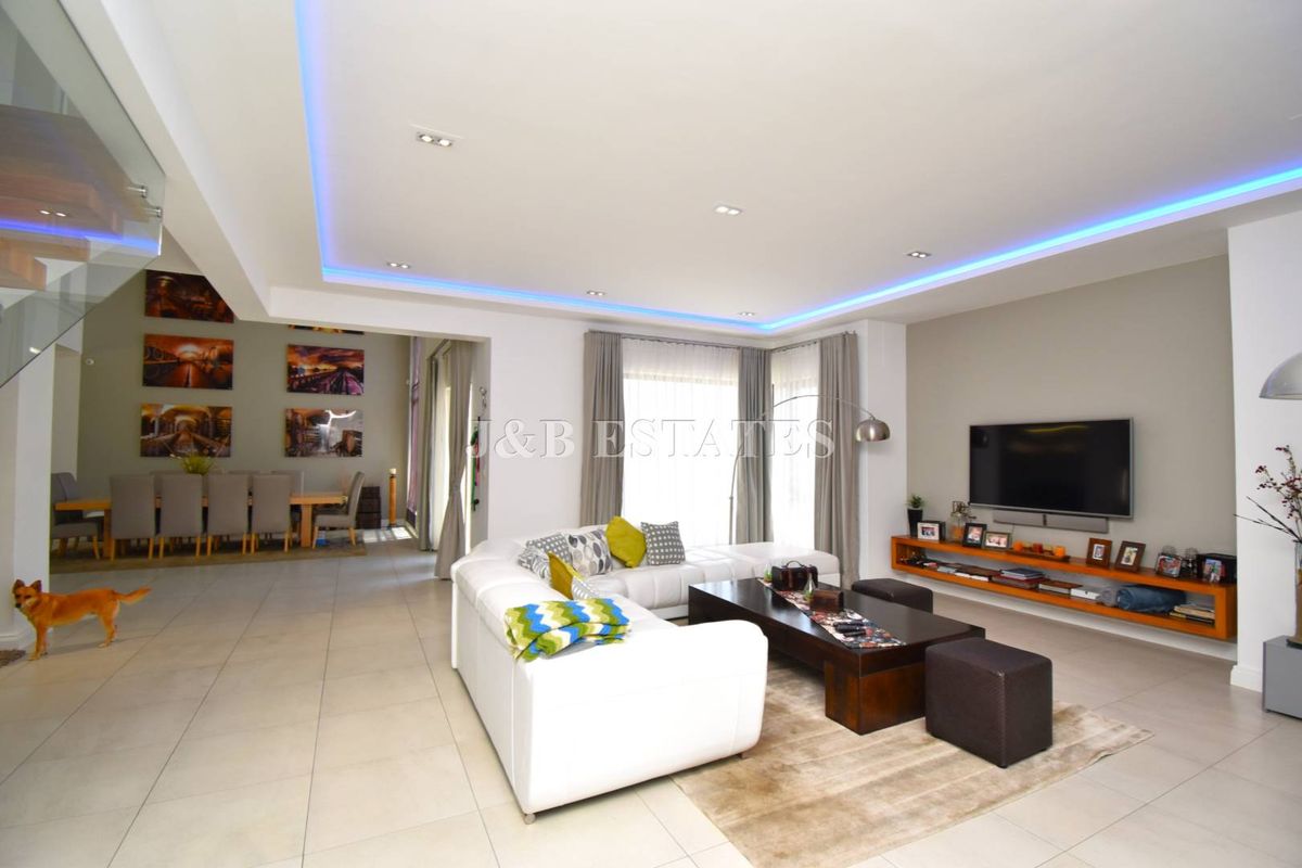 Breathtaking 5-Bedroom House Near Lagoon - Photo 2