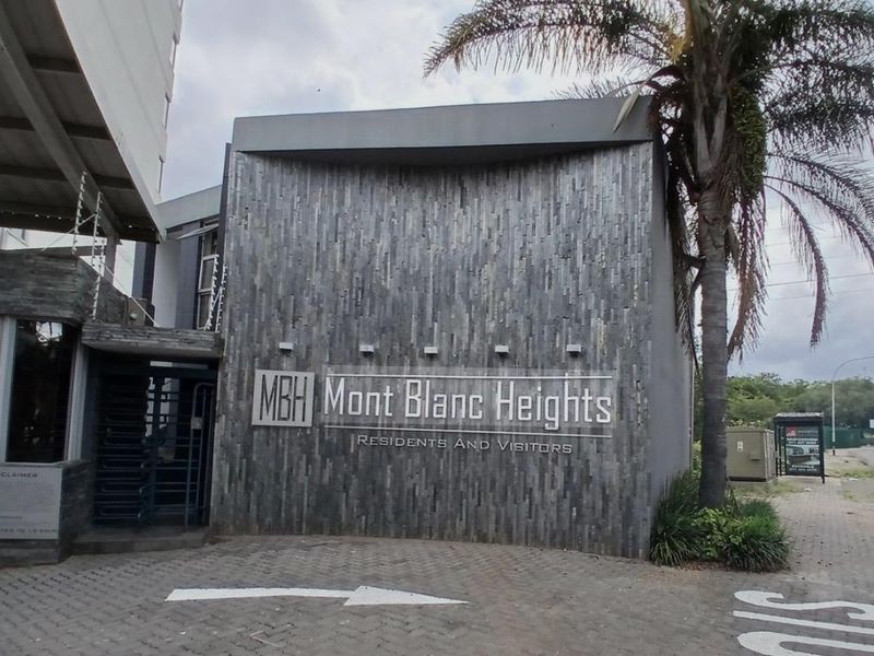 Modern Apartment in the Heart of Bedfordview - Photo 9