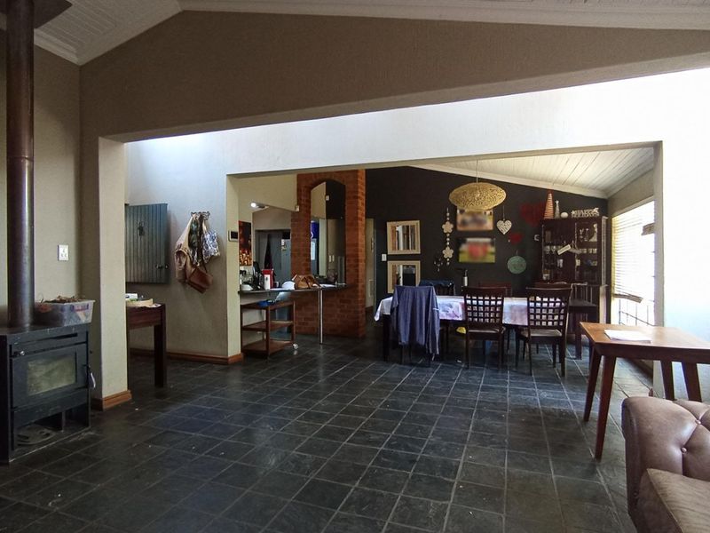 STUNNING LARGE FAMILY HOME IN THE SOUGHT-AFTER ELDORAIGNE AREA - Photo 5