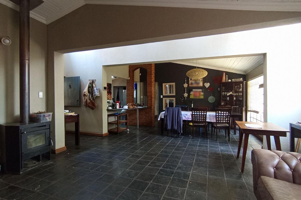 STUNNING LARGE FAMILY HOME IN THE SOUGHT-AFTER ELDORAIGNE AREA - Photo 5