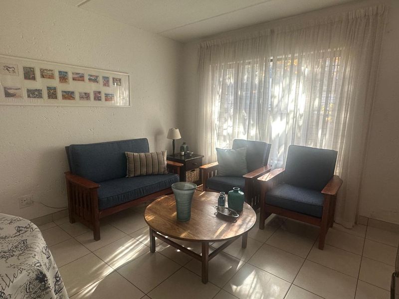 A STUNNING THREE BEDROOM FURNISHED APARTMENT - Photo 4