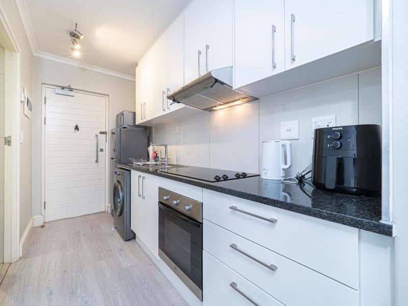 Prime Location, Modern Bachelor Pad - Photo 5