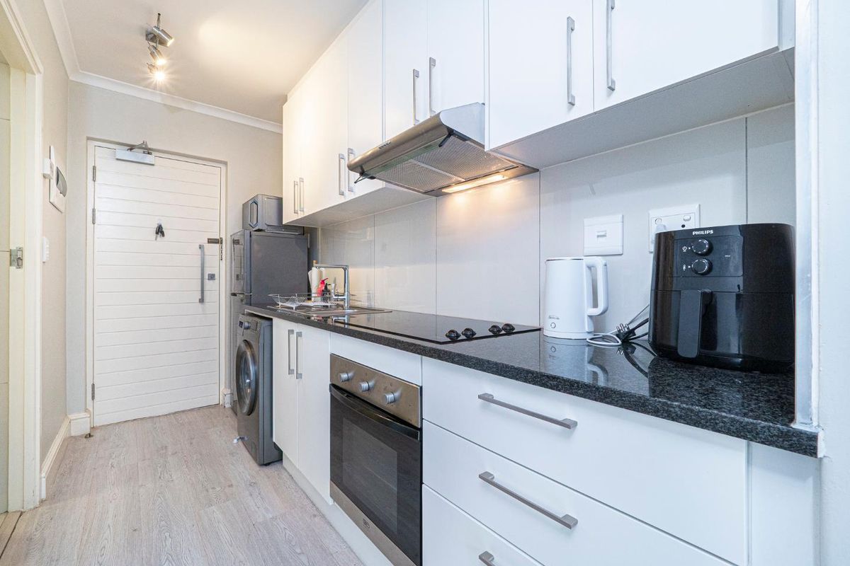 Prime Location, Modern Bachelor Pad - Photo 5