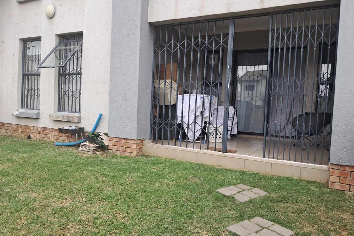 3 Bedroom Apartment for Sale - Photo 2