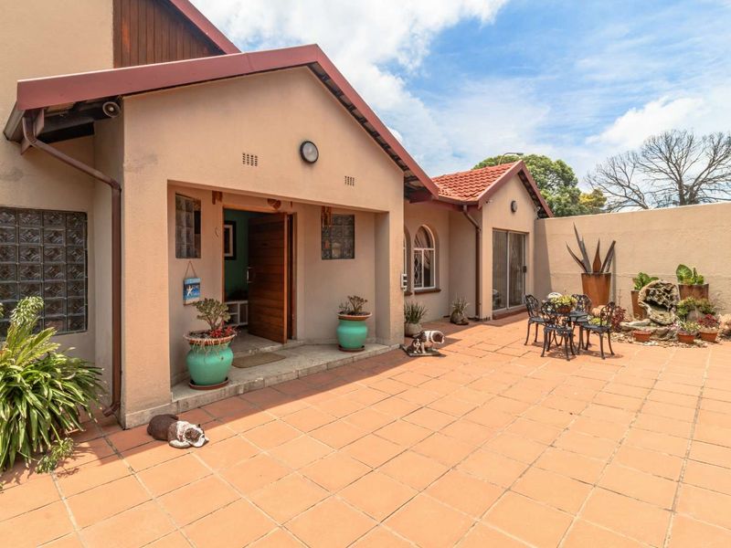 4-Bedroom Family Home with Modern Amenities and Entertainment Features - Photo 7