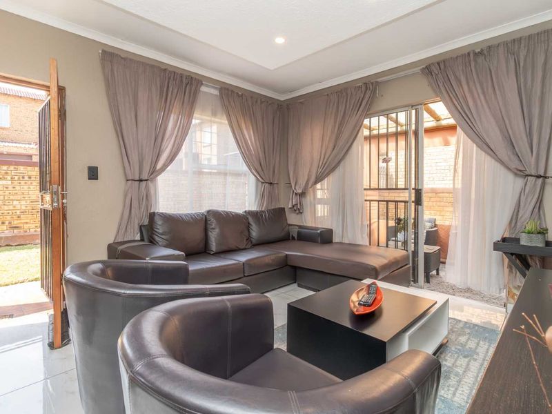 Modern, Pet-Friendly 3BR Townhouse with Garage & private Garden in Honeypark - Photo 4
