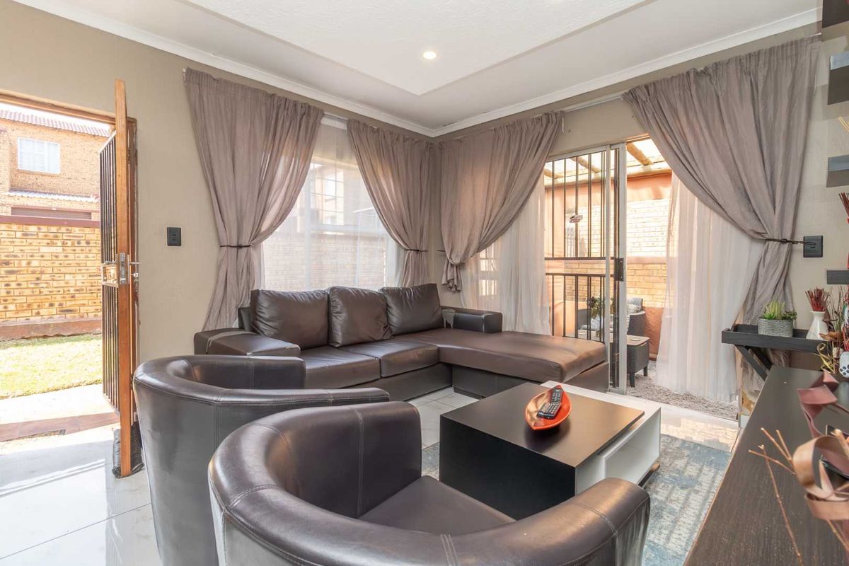 Modern, Pet-Friendly 3BR Townhouse with Garage & private Garden in Honeypark - Photo 4