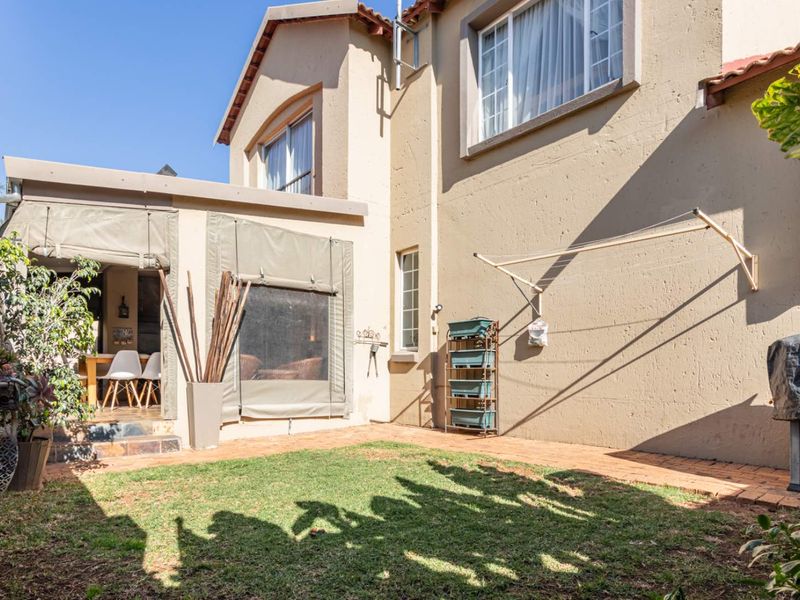 Charming Duplex Unit with Modern Amenities - Photo 2