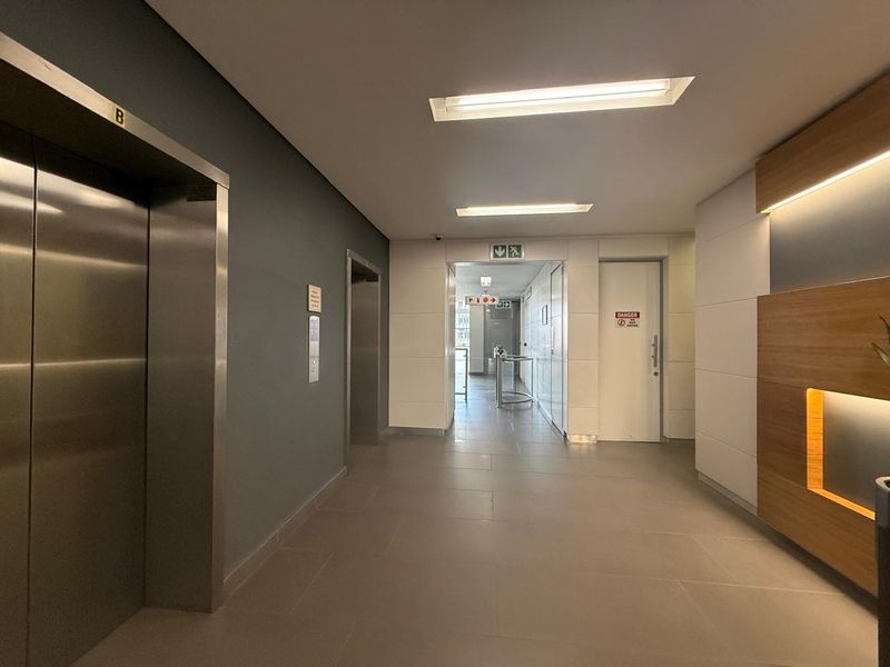 Oxford Corner Rosebank presents an exceptional 2nd floor office space of 475m2 - Photo 3