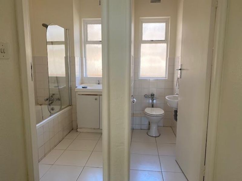 UNFURNISHED 2 Bedroom Apartment in security complex - Photo 6