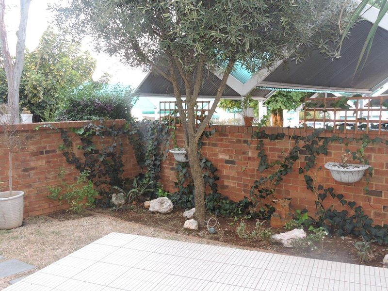 Charming furnished 2-Bedroom simplex - Photo 6