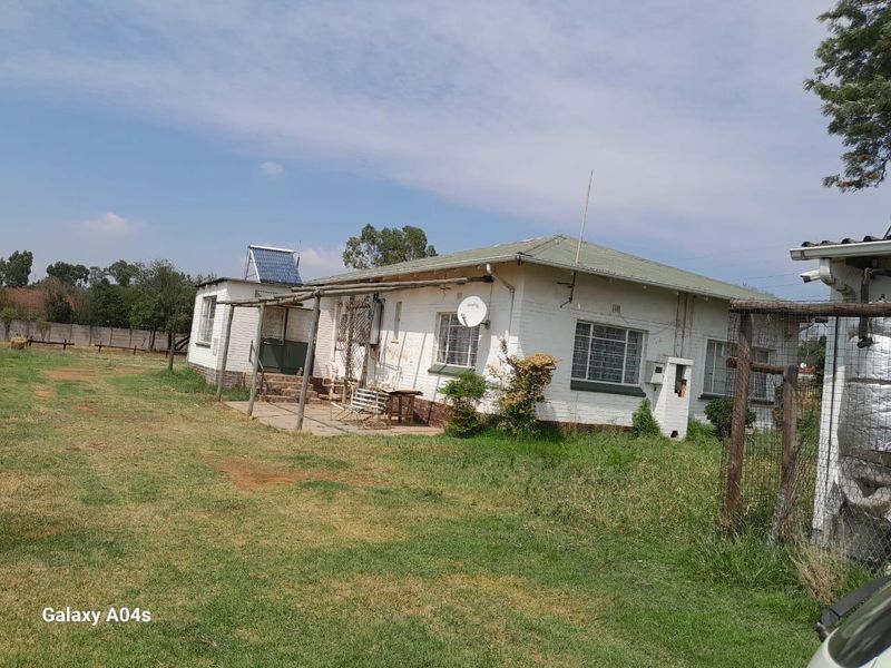 Walled 2 Houses in a plot(1,78 ha) next to Main Road,close to the shops - Photo 4