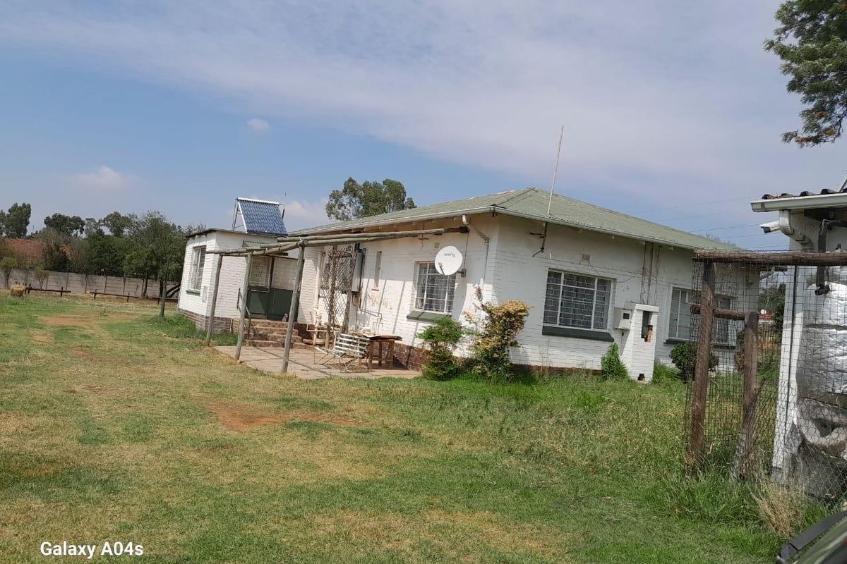 Walled 2 Houses in a plot(1,78 ha) next to Main Road,close to the shops - Photo 4