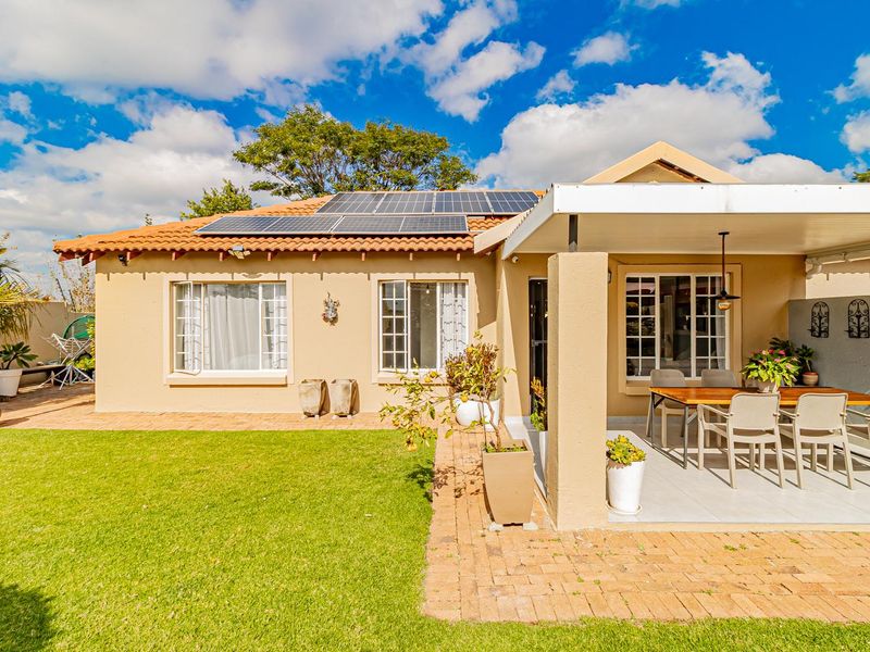 NEWLY RENOVATED FREESTANDING TOWNHOUSE WITH LARGE GARDEN IN COMPLEX CHURCHILL COMPLEX - Photo 3