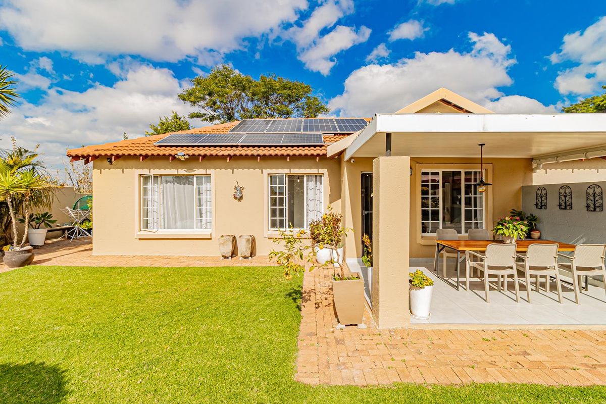 NEWLY RENOVATED FREESTANDING TOWNHOUSE WITH LARGE GARDEN IN COMPLEX CHURCHILL COMPLEX - Photo 3