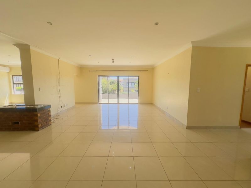 5 Bedroom House for Sale in Blue Valley Golf Estate - Photo 4