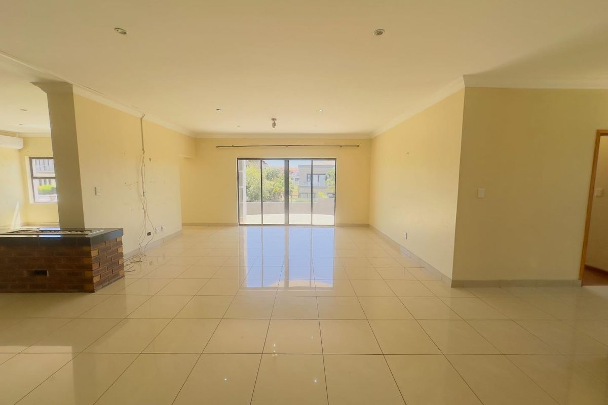 5 Bedroom House for Sale in Blue Valley Golf Estate - Photo 4