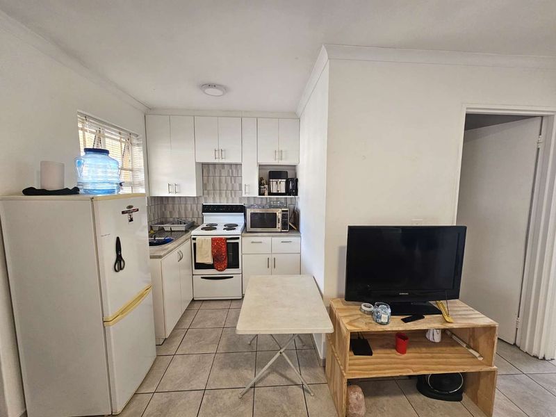 Lovely 2 Bed 1 Bath unit with open plan living area with kitchen and separate bathroom - Photo 2