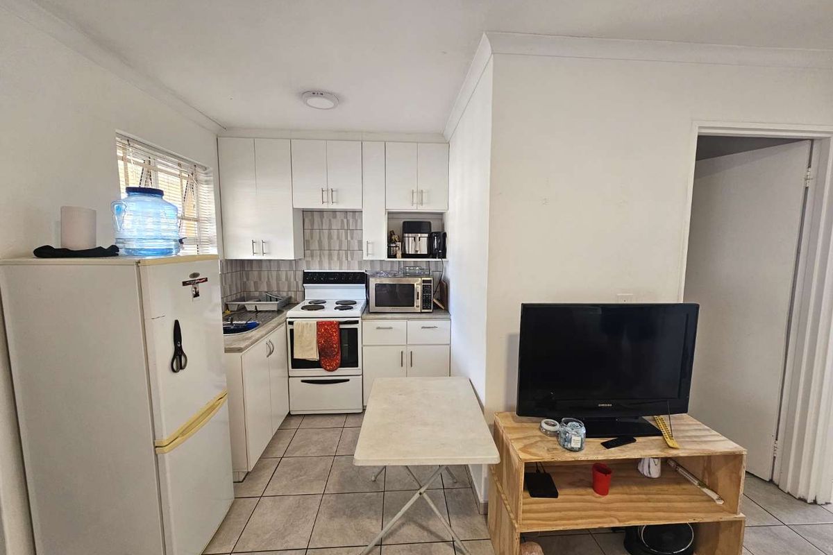Lovely 2 Bed 1 Bath unit with open plan living area with kitchen and separate bathroom - Photo 2
