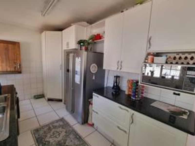 **Three Bedroom Home | Two Bathrooms | Two Garages | Swimming Pool | Staff Accommodation** - Photo 9