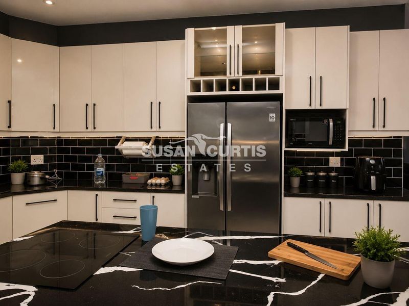Luxury Family Living in Desert Park - Photo 2