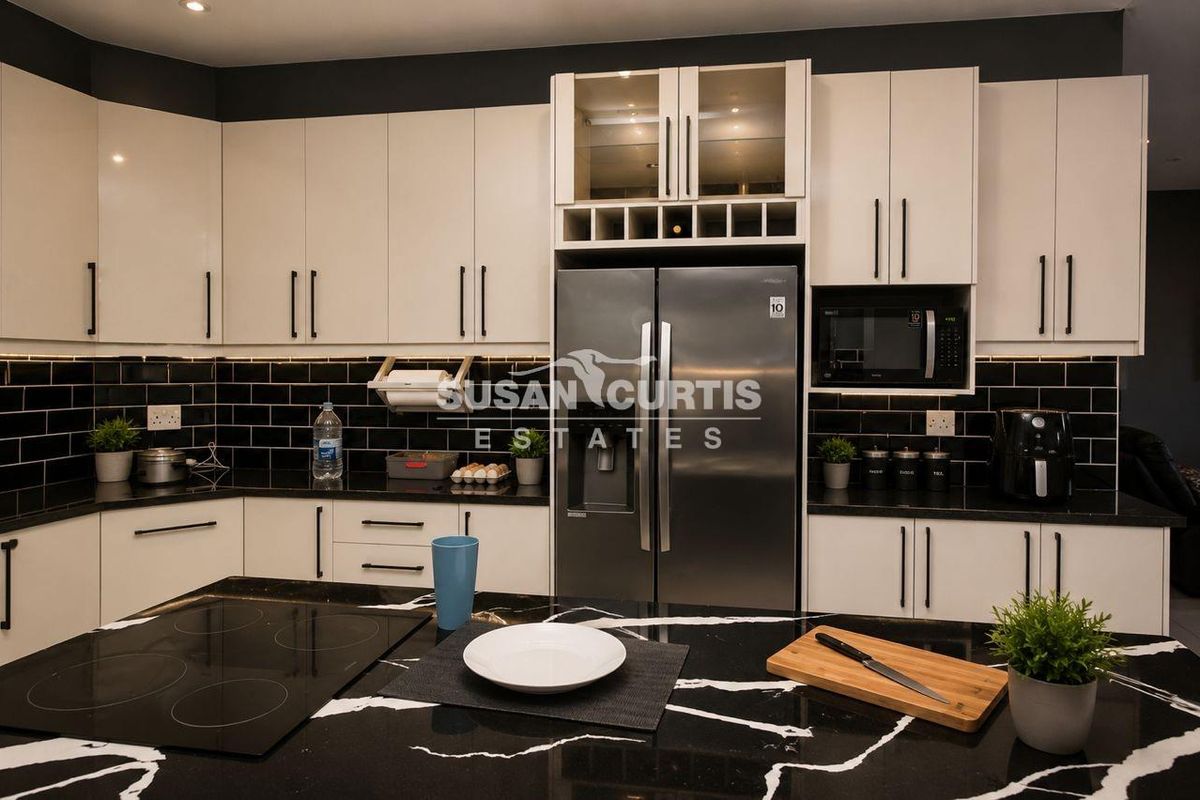 Luxury Family Living in Desert Park - Photo 2