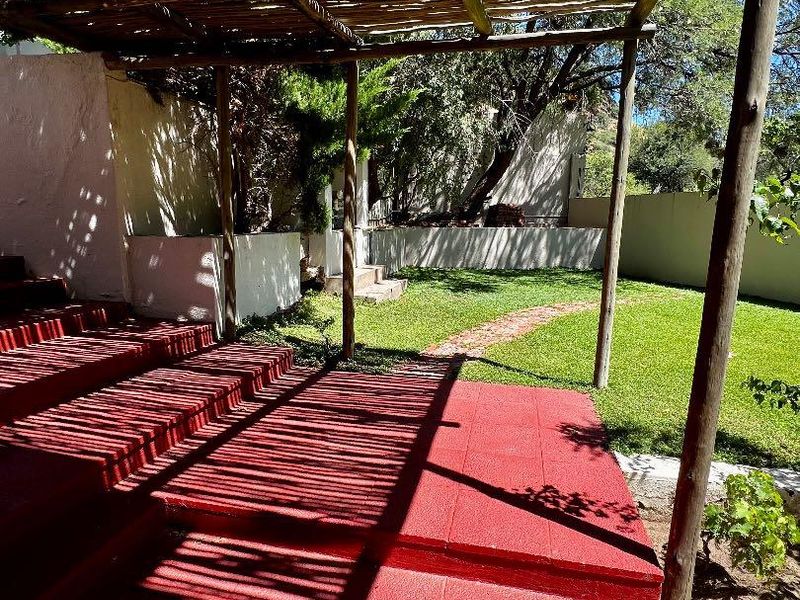 Huge property with backyard office - Photo 4