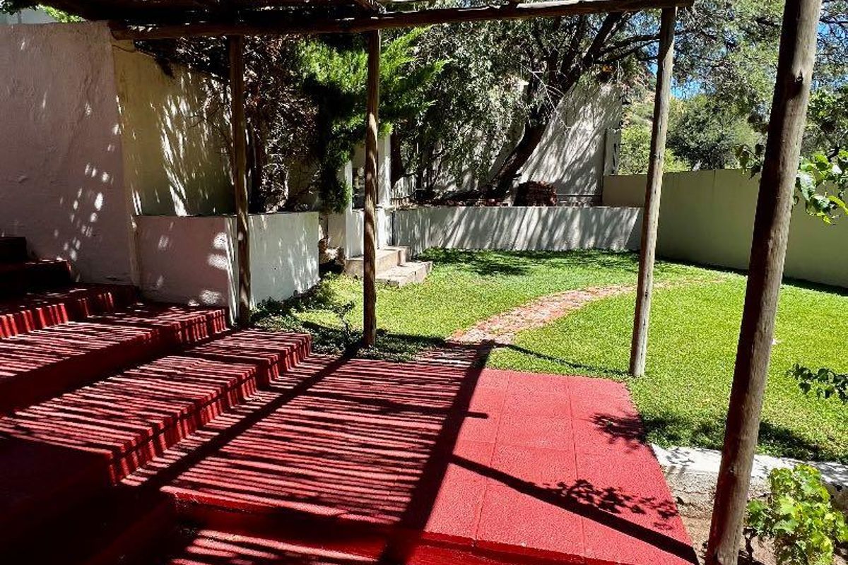 Huge property with backyard office - Photo 4