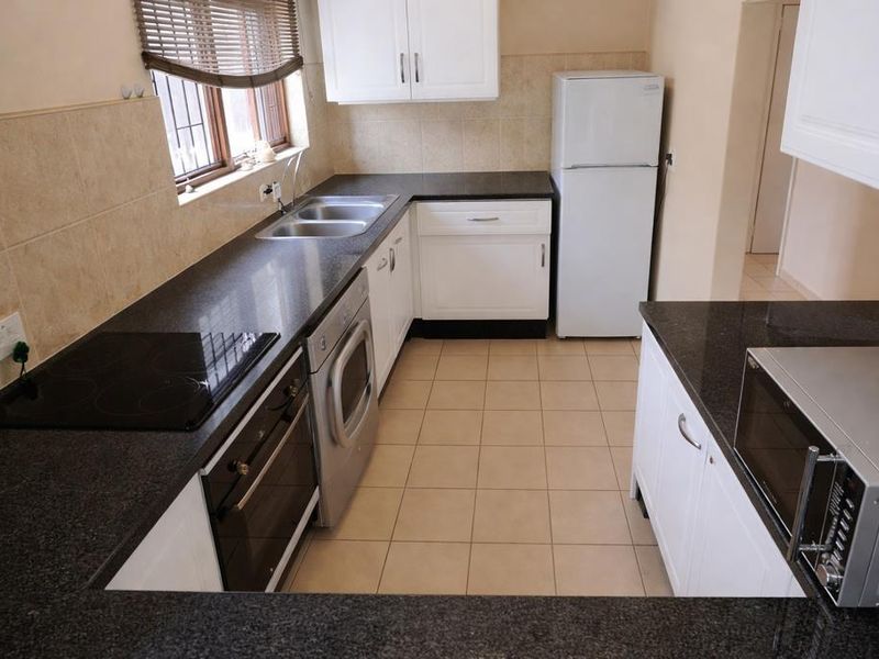 2 Bedroom House in Sunninghill - Photo 9