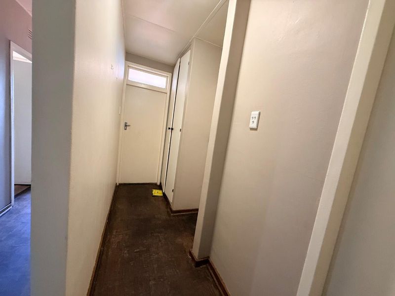 Beautiful 2-Bedroom Apartment with Enclosed Balcony - Photo 9