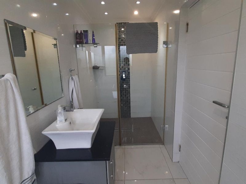 Beautiful Home For Sale in Palm Lakes Estate - Photo 8