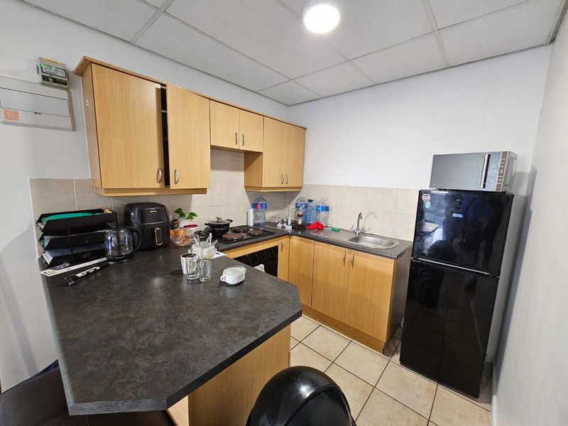 Lovely 1 Bed 1 Bath Apartment with open plan living area with kitchenette - Photo 4