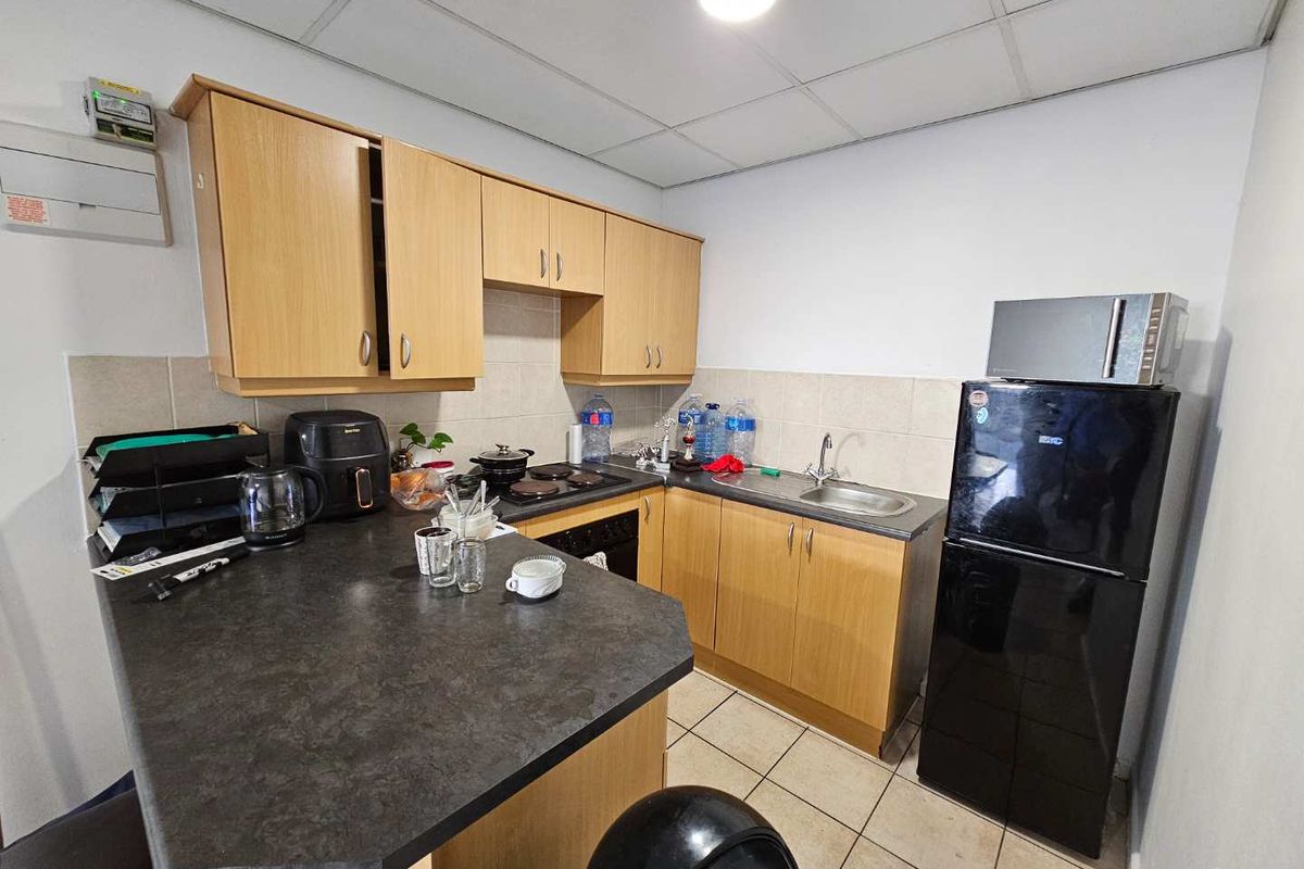 Lovely 1 Bed 1 Bath Apartment with open plan living area with kitchenette - Photo 4