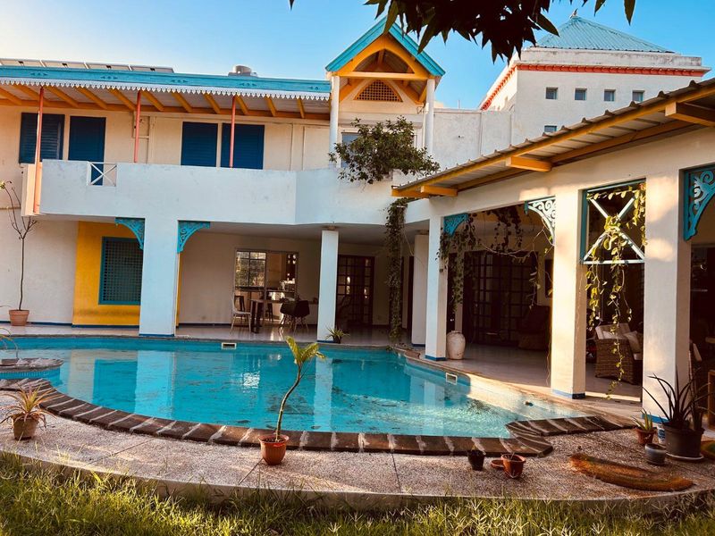 Unique Architect-Designed Contemporary Villa with Private Pool in Prime Pereybere Location - Photo 2