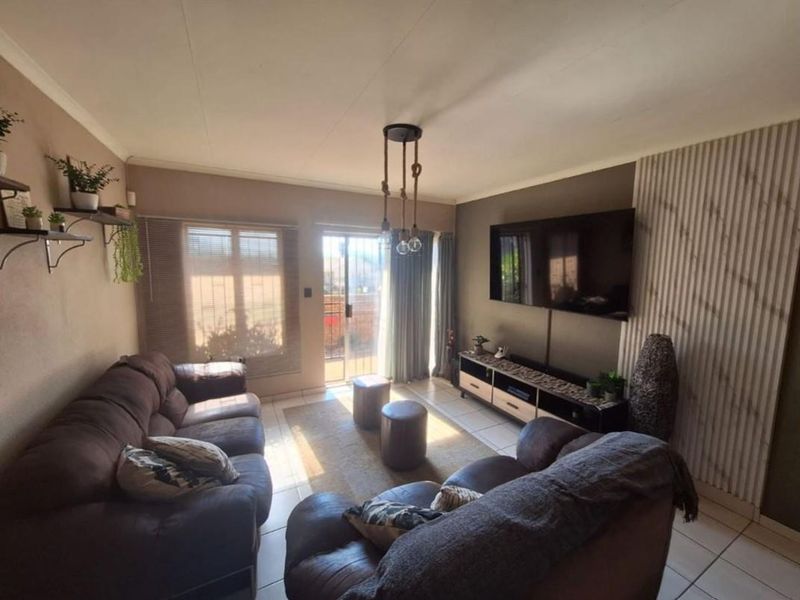 3 Bedroom Townhouse - Photo 4