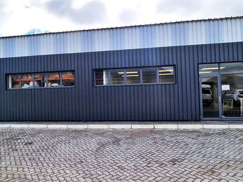 Spacious Refurbished Warehouse in Retreat - Photo 8