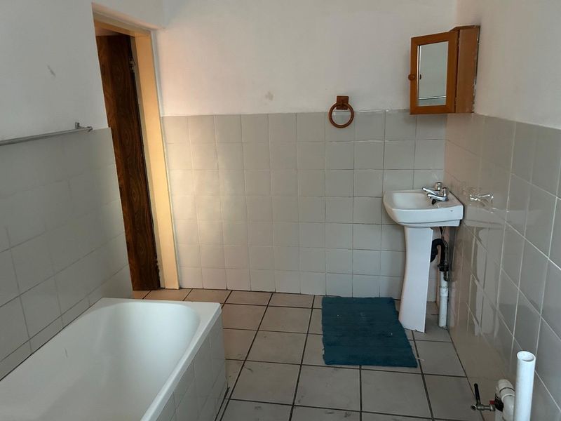 5 Bedroom Family House in Pretoria Gardens - Photo 8