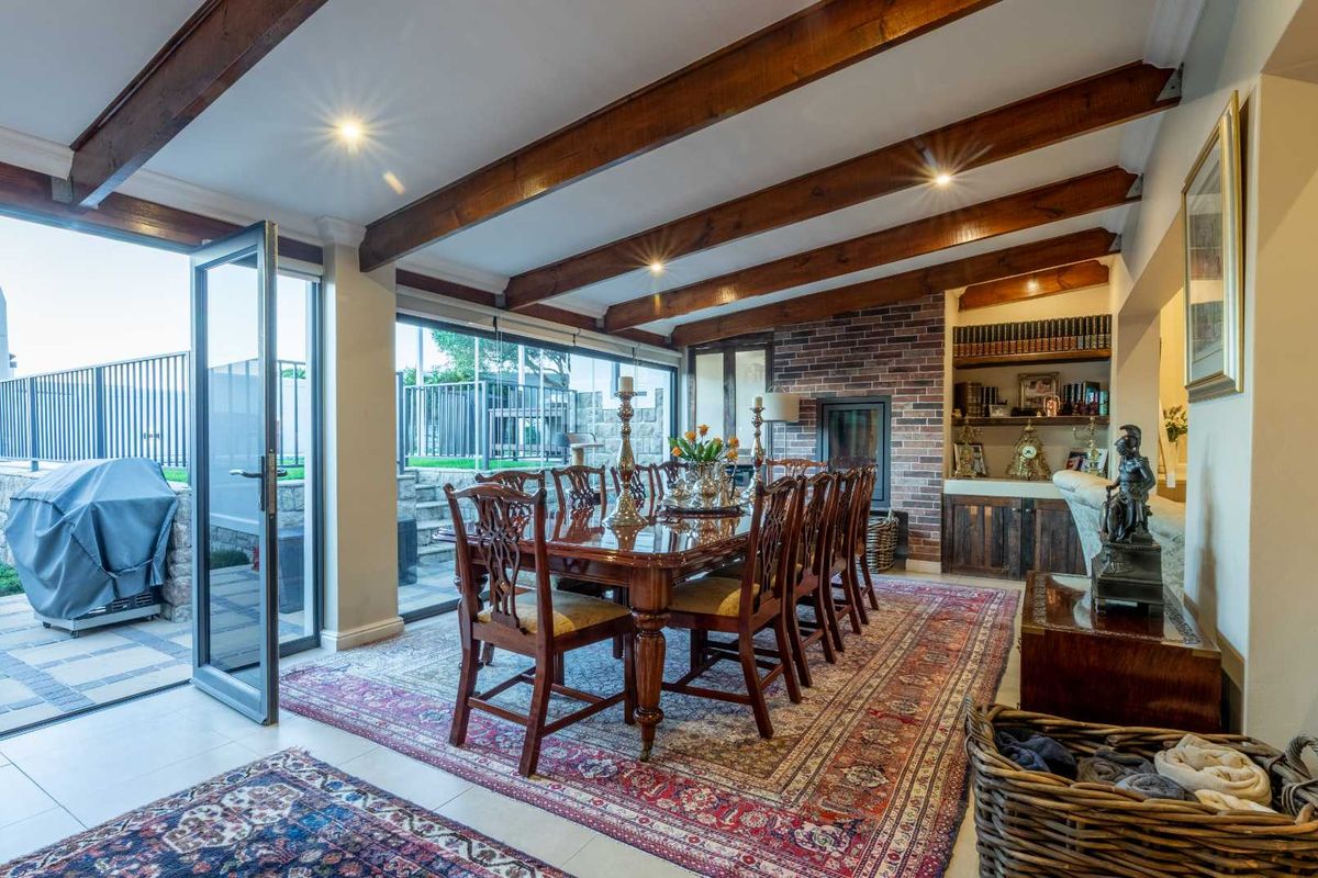 Elegant Single-Story Oasis - Photo 3