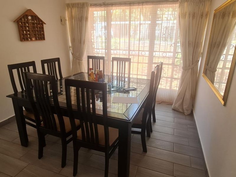 Spacious 4-Bedroom Family Home with Pool. - Photo 5