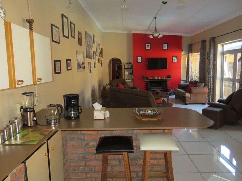 Lovely Family home for sale in a quiet and safe area of Okahandja! With a sparkling swimmingpool and 2 extra seperate flats! - Photo 8