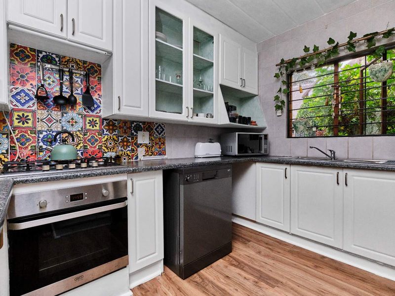 Stylish secure thatch living. - Photo 4