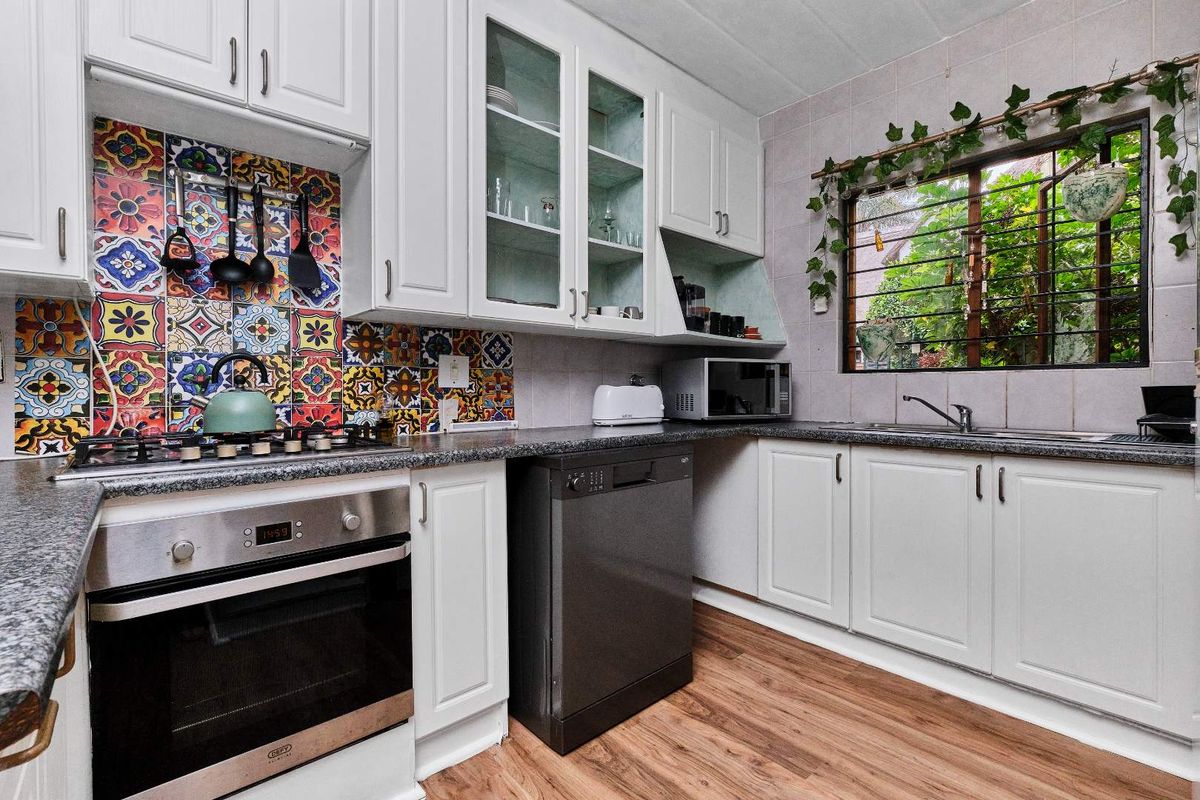 Stylish secure thatch living. - Photo 4