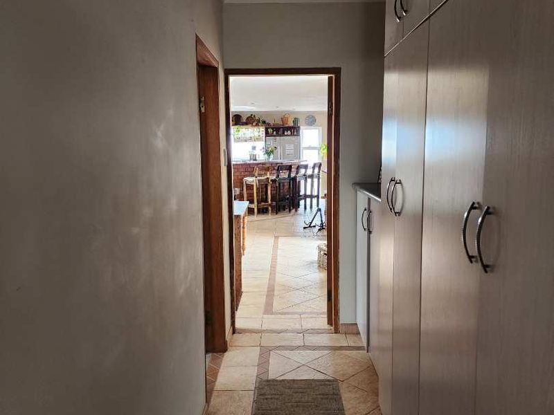 Charming 3-Bedroom Family Home with flat in Henties Bay - Photo 9