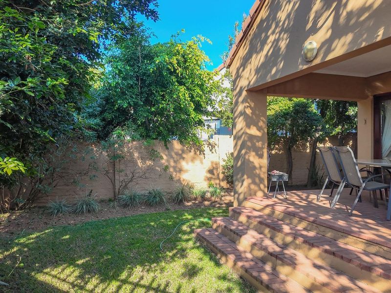 A spacious 2-bedroom freehold cluster home situated in a secure estate in  Douglasdale. - Photo 7