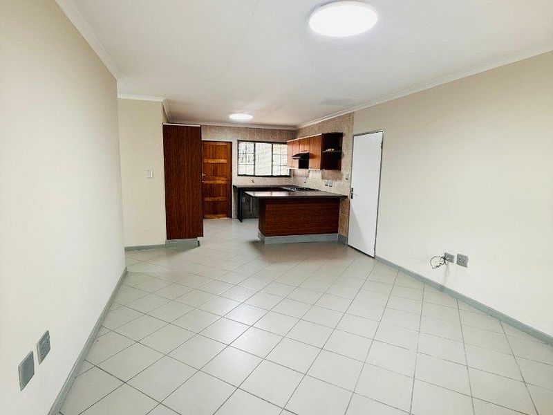 Move-In Ready 3 Bedroom, 2 Bath Renovated Home in Secure North Riding Complex - Photo 4