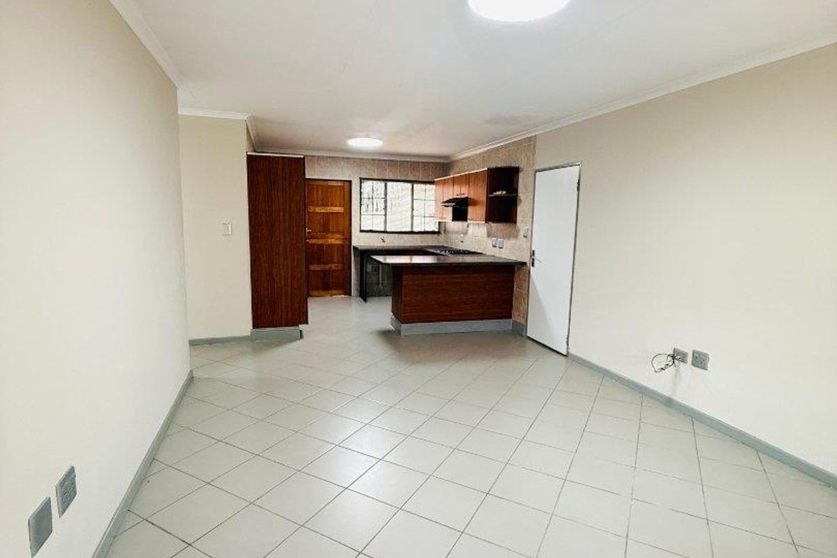 Move-In Ready 3 Bedroom, 2 Bath Renovated Home in Secure North Riding Complex - Photo 4