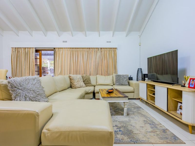 Immaculate 3-Bedroom Oasis! - Photo 7