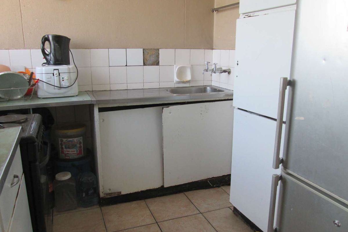 BEAUTIFUL AND NEAT [2] TWO BEDROOMS APARTMENT FOR SALE IN SUNNYSIDE [ JAN FE CELLIERS FLATS ] - Photo 5