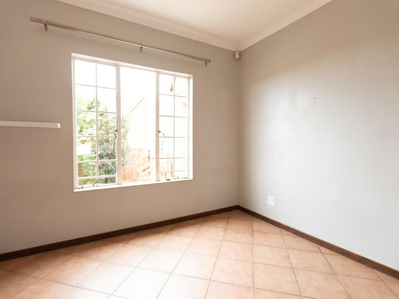 3 Bedroom Simplex with Private garden - Photo 9