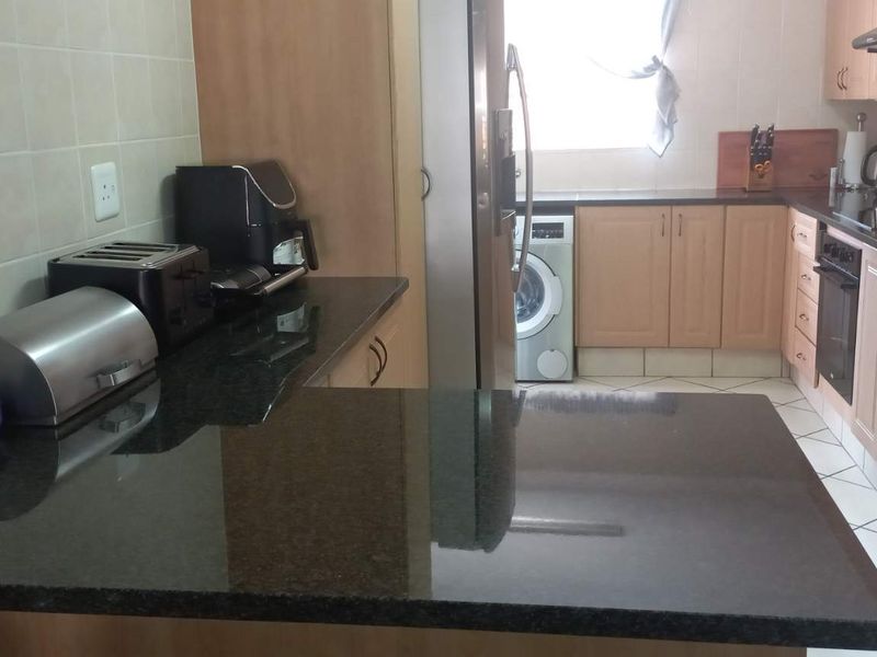 3 bedroom townhouse in sought after complex - Photo 4